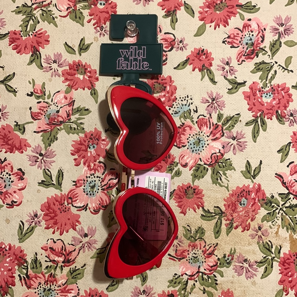 Wild Fable Women’s Heart Sunglasses in Red NWT - Picture 3 of 3
